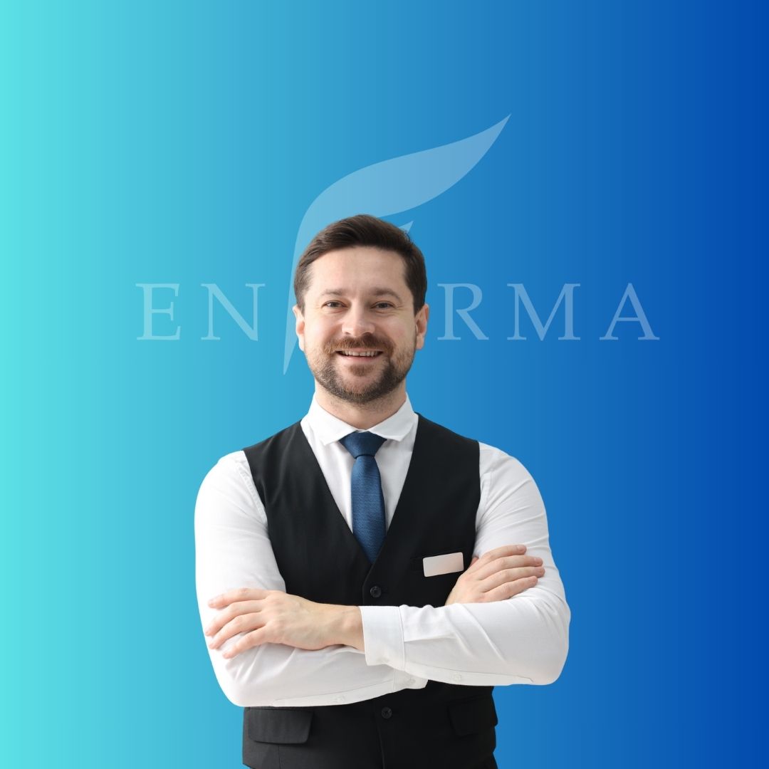 Receptionist che accoglie un ospite al banco di un hotel