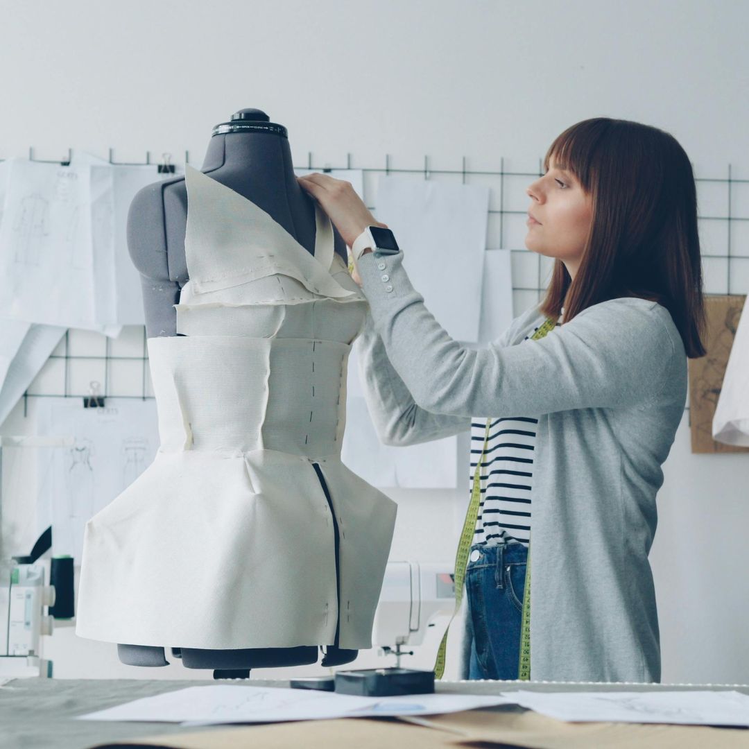 Modellista al lavoro su un cartamodello
